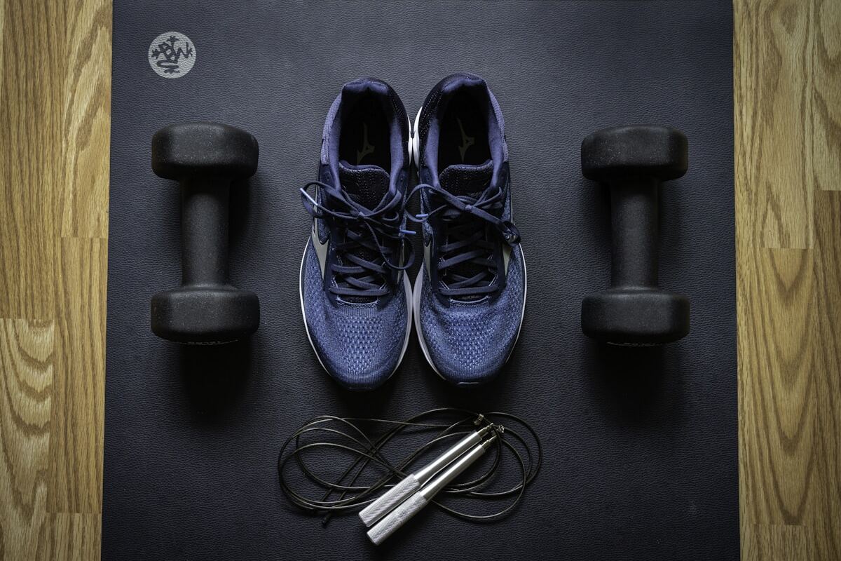 Kuntosalivälineitä ja urheilukenkiä
