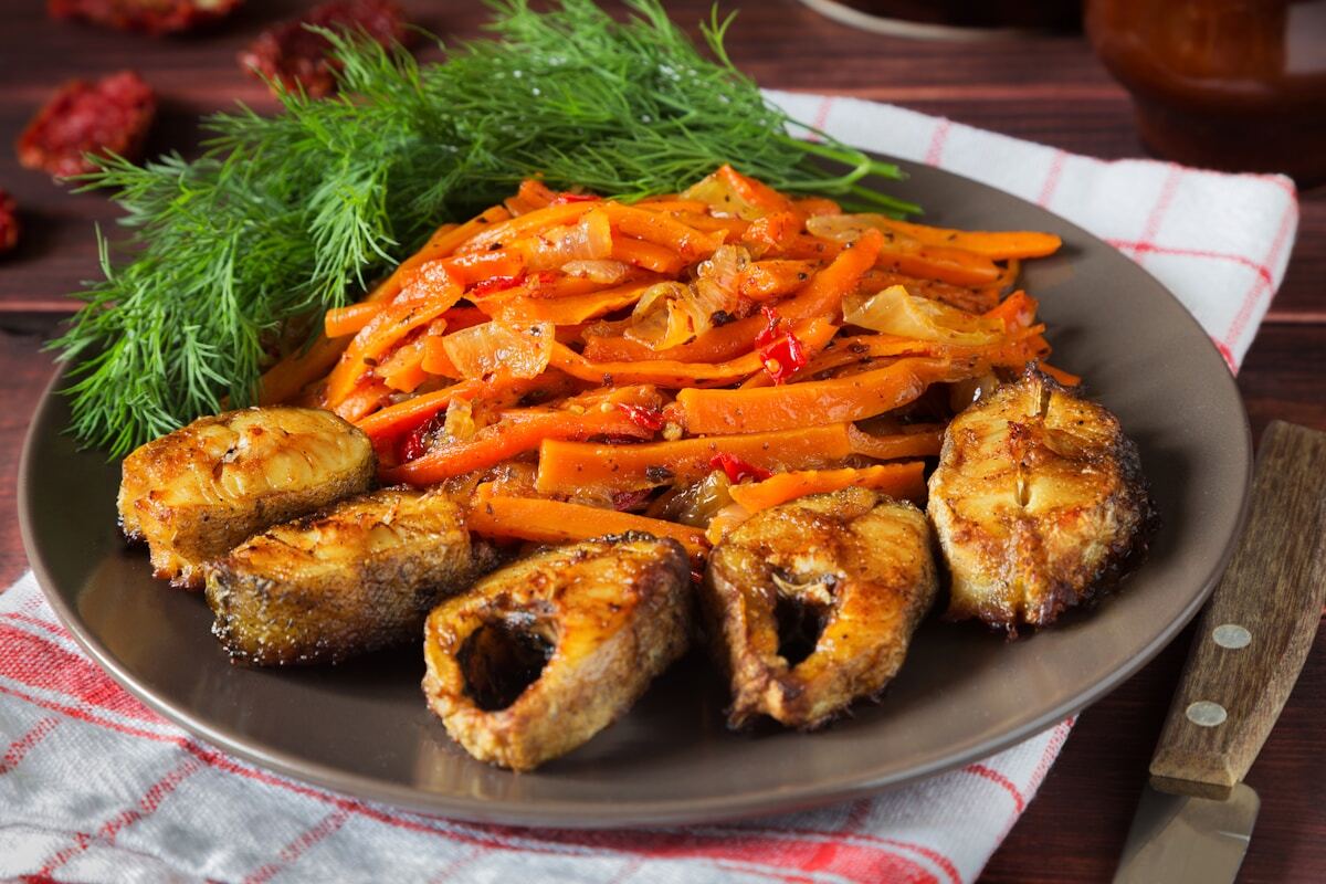 Proteiinipitoinen ateria lautasella