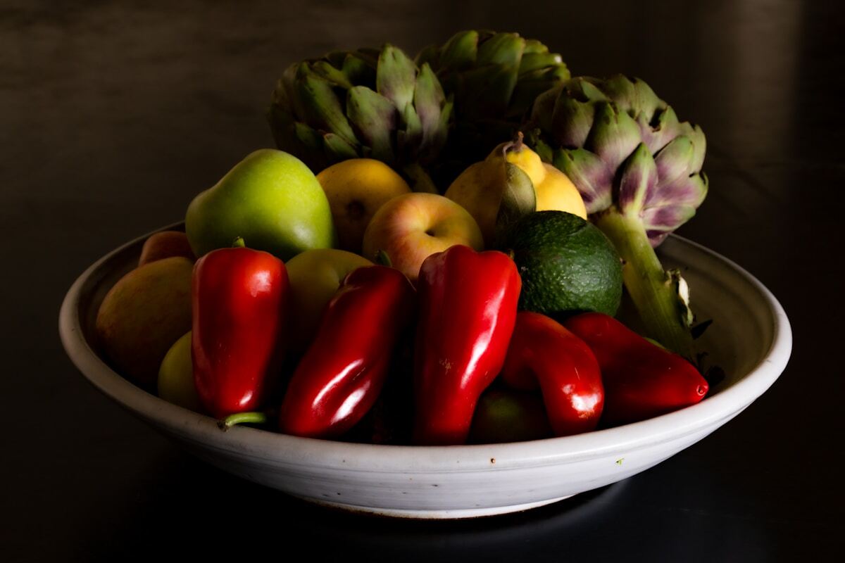 Värikkäitä kasviksia ja hedelmiä pöydällä