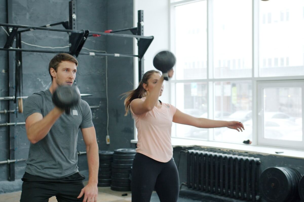 Henkilö tekee kettlebell-harjoitusta
