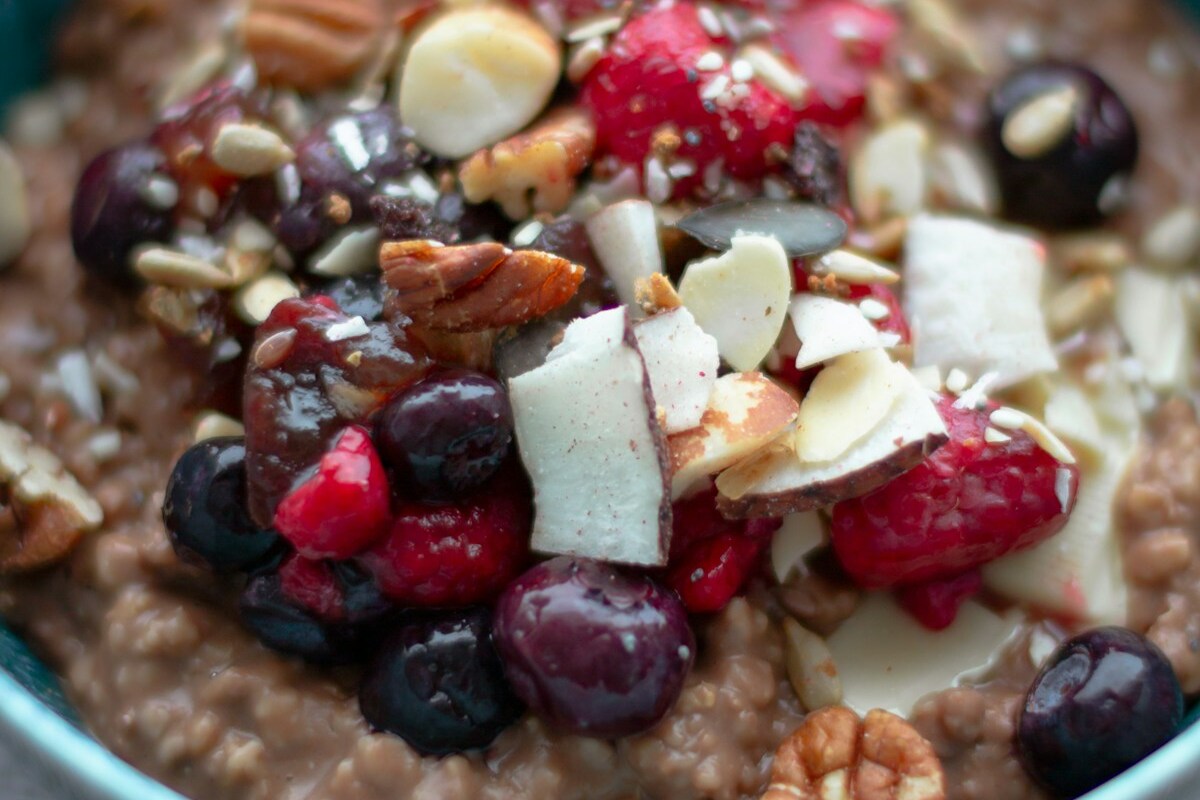 Terveellinen aamupala puurolla ja marjoilla